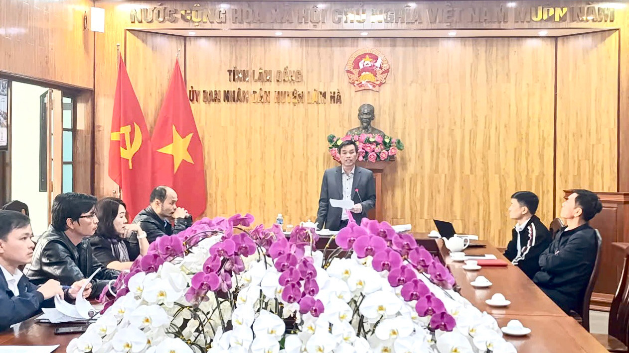 Lãnh đạo huyện Lâm Hà báo cáo công tác chuẩn bị thu hút đầu tư các dự án vốn ngoài ngân sách của địa phương