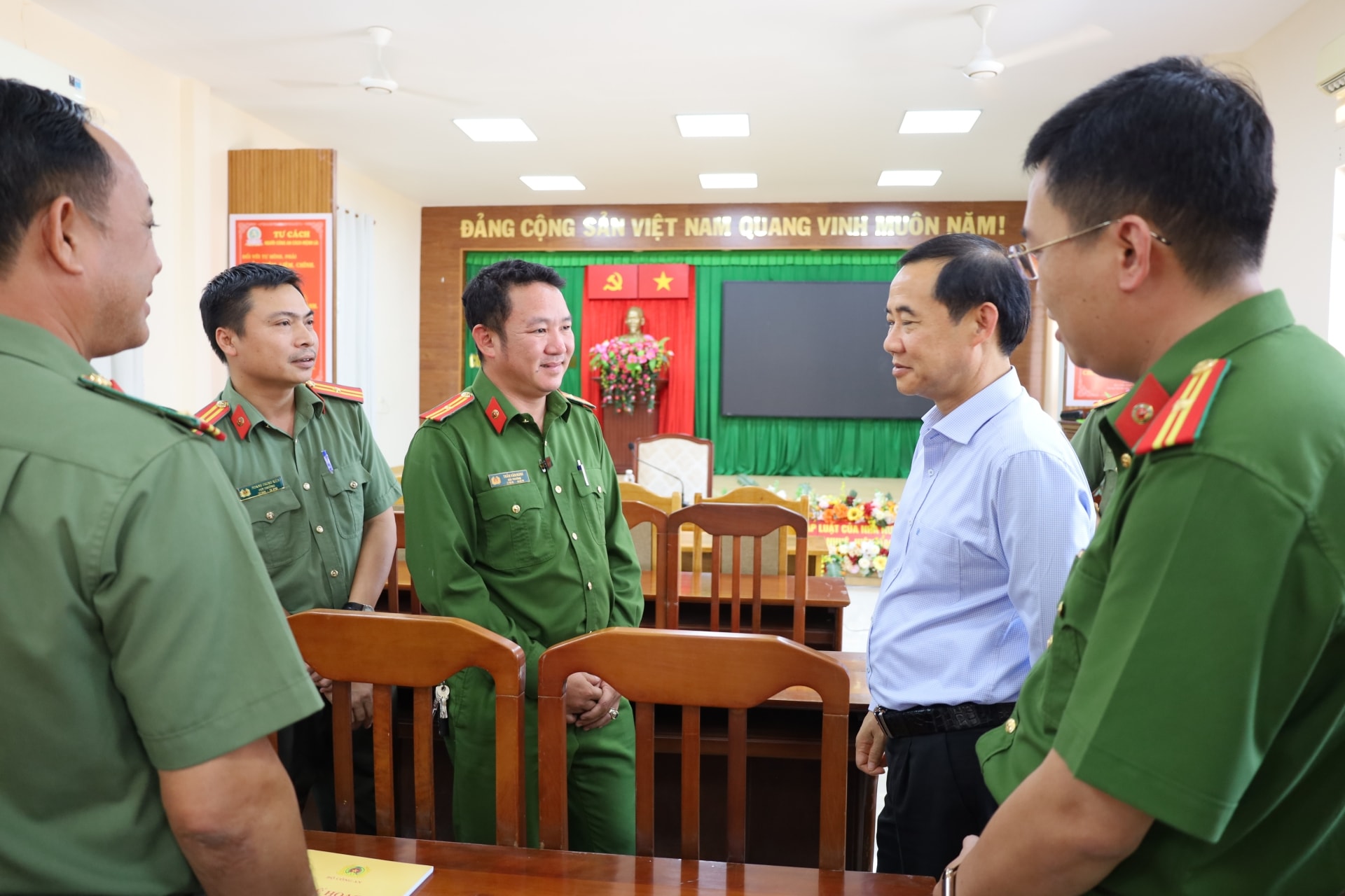 Đồng chí Nguyễn Thái Học - Quyền Bí thư Tỉnh uỷ thăm hỏi tình hình thực hiện nhiệm vụ và đời sống cán bộ chiến sĩ Công an huyện Đạ Huoai