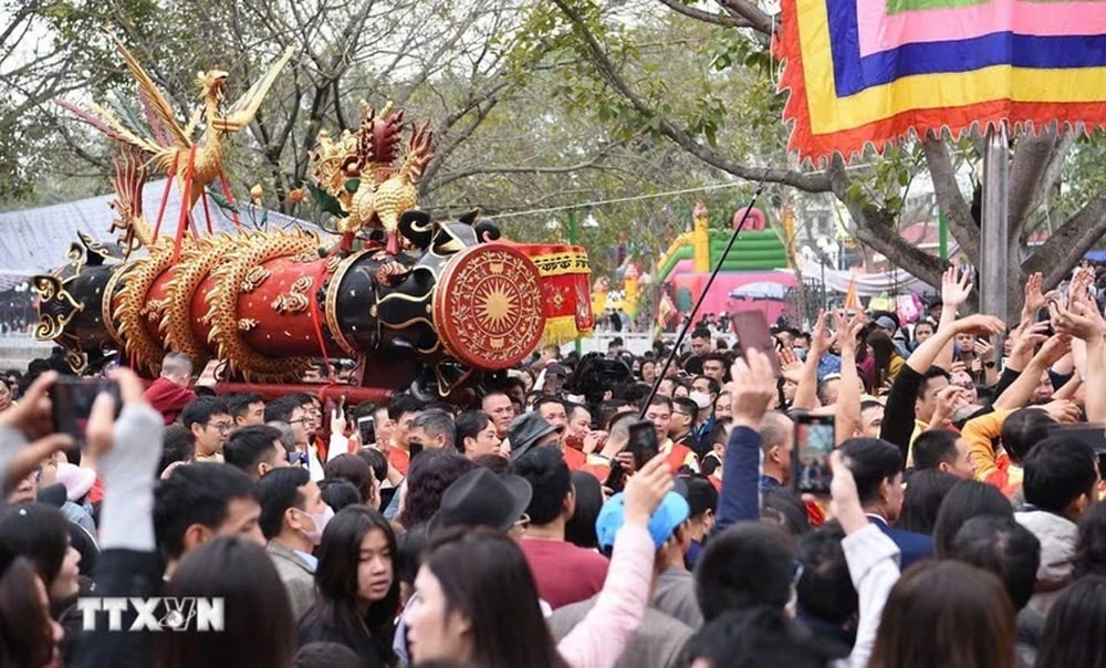 Dòng người đến chùa ở Nhật