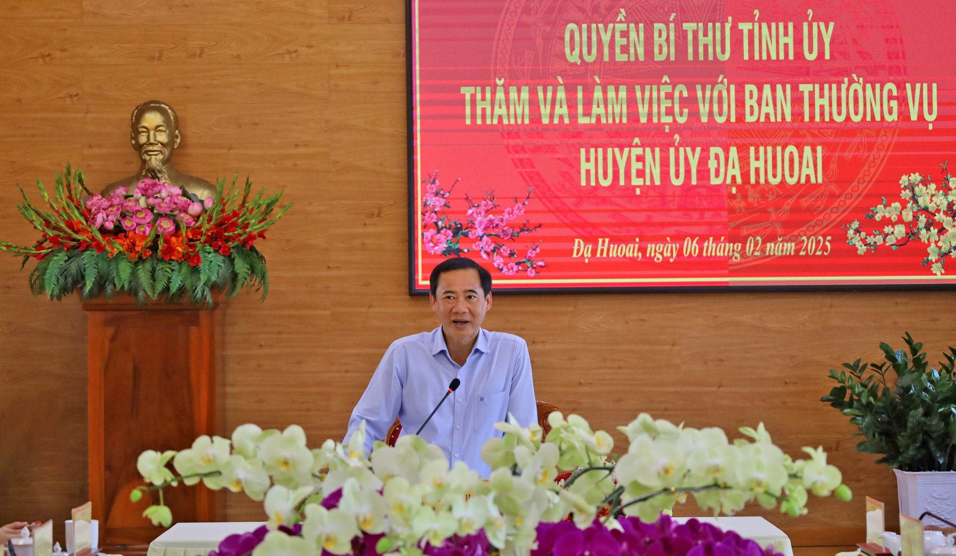 Đồng chí Nguyễn Thái Học - Quyền Bí thư Tỉnh uỷ phát biểu tại buổi làm việc với Ban Thường vụ Huyện uỷ Đạ Huoai