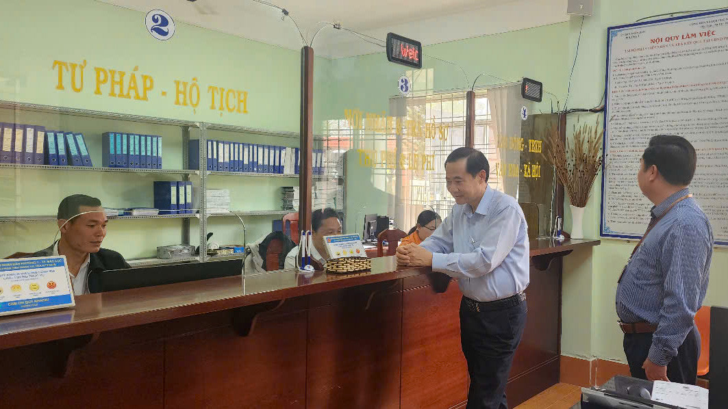 Quyền Bí thư Tỉnh ủy Nguyễn Thái Học kiểm tra công tác tại bộ phận Tư pháp - Hộ tịch của UBND Phường 1, TP Bảo Lộc