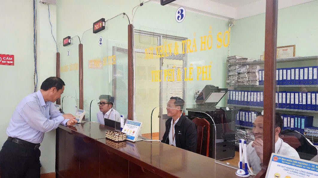 Quyền Bí thư Tỉnh ủy Nguyễn Thái Học trao đổi cùng cán bộ, công chức, viên chức Phường 1, TP Bảo Lộc