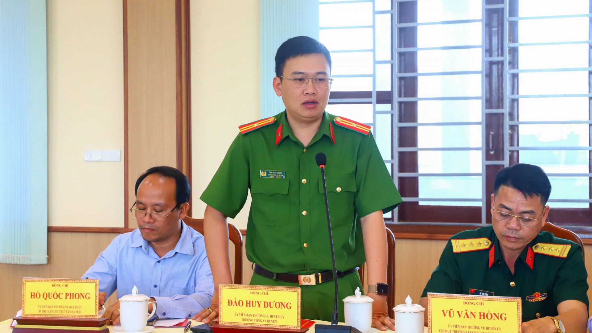 Thiếu tá Đào Huy Dương - Trưởng Công an huyện Đạ Huoai báo cáo tình hình an ninh trật tự trên địa bàn