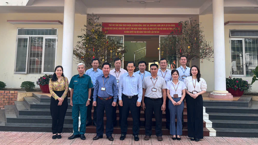 Quyền Bí thư Tỉnh ủy Nguyễn Thái Học cùng các đồng chí lãnh đạo Đảng ủy, UBND Phường 1, TP Bảo Lộc