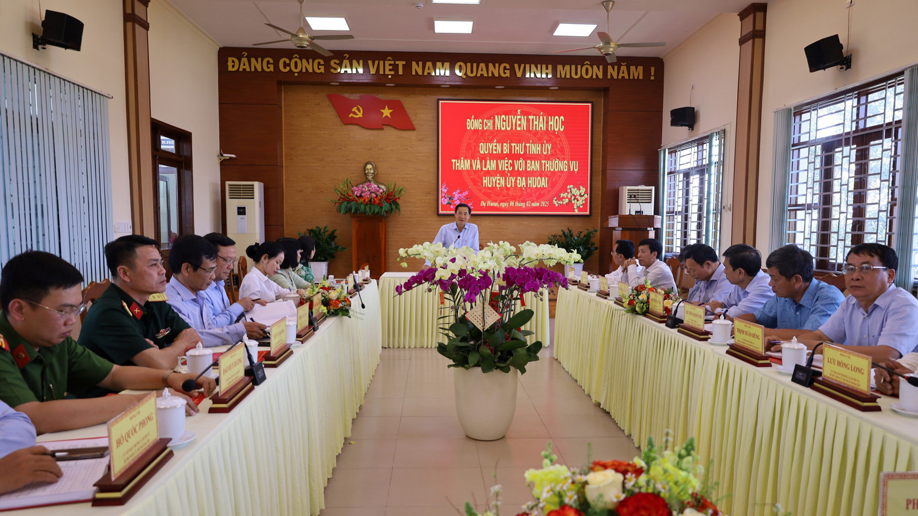 Quang cảnh buổi làm việc