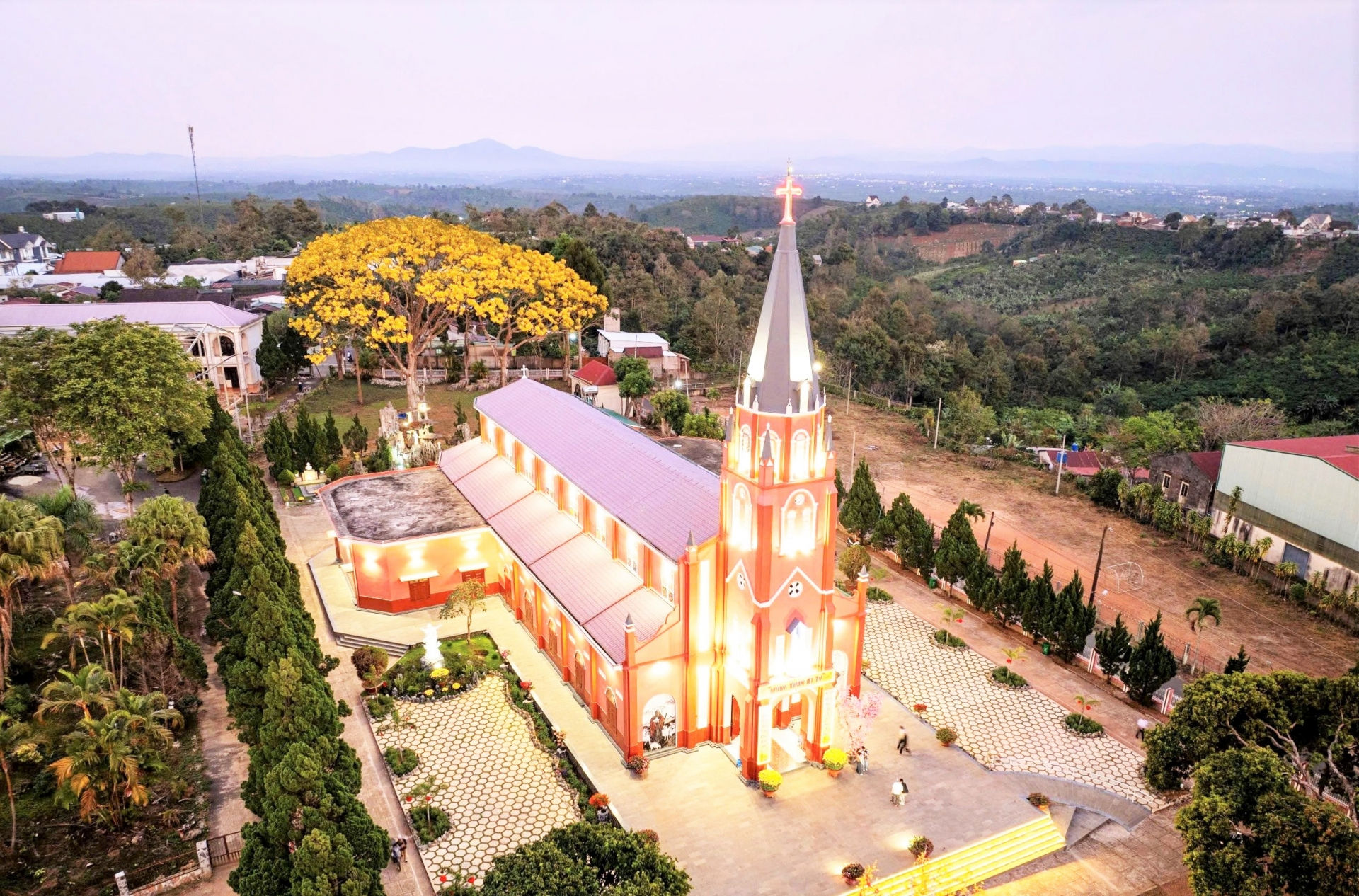 Phường vàng khoe sắc làm say đắm lòng người tại nhà thờ