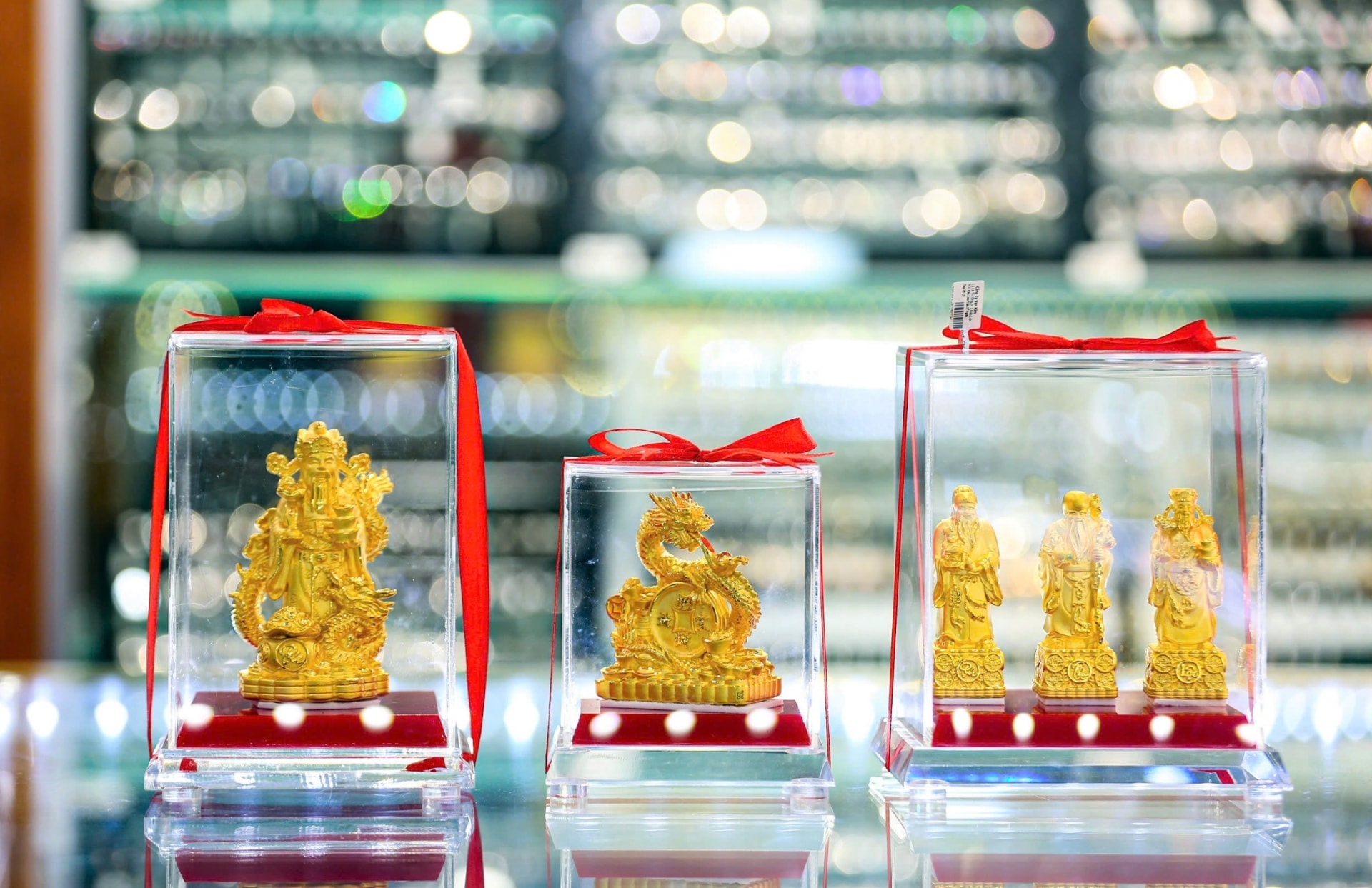 Các linh vật được các trung tâm, cửa hàng vàng bạc chuẩn bị để phục vụ khách hàng Ngày vía Thần Tài