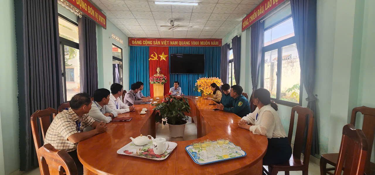 Quyề Bí thư