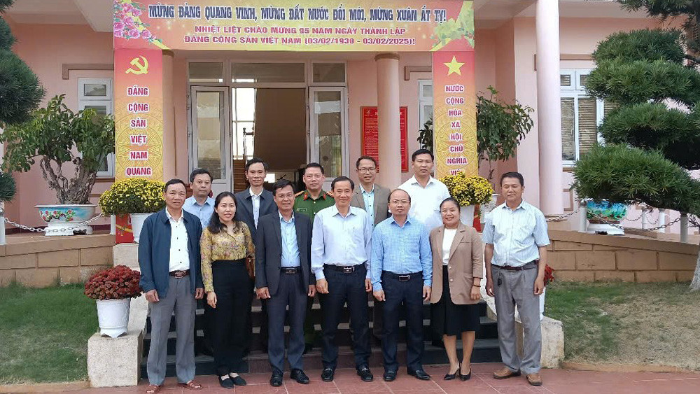 Quyền Bí thư Tỉnh ủy Nguyễn Thái Học chụp hình lưu niệm cùng các đồng chí Ban Thường vụ Huyện ủy Di Linh