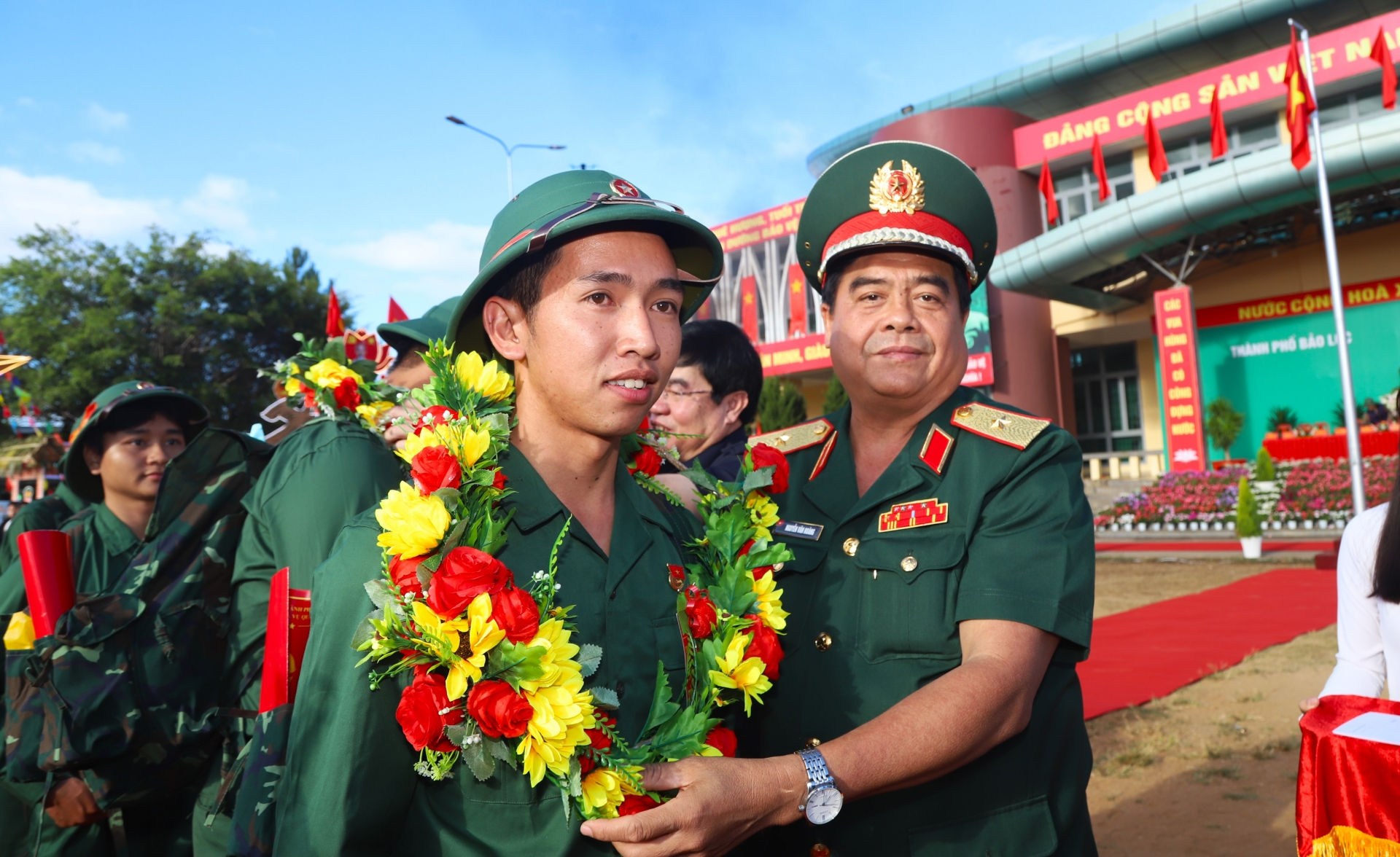 Thiếu tướng Nguyễn Văn Hoàng - Phó Tham mưu trưởng Quân khu 7 tặng vòng nguyệt quế động viên các tân binh Thành phố Bảo Lộc lên đường nhập ngũ năm 2024