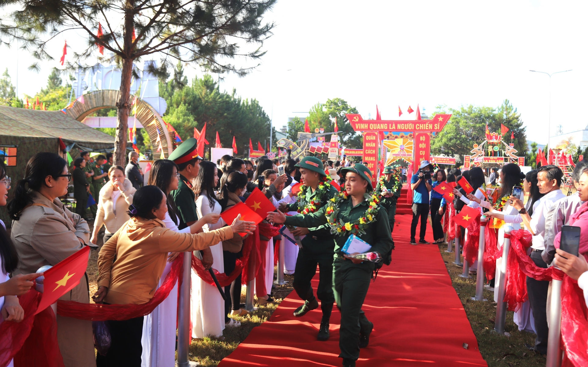 Chiến sĩ mới chia tay người thân lên đường thực hiện nghĩa vụ thiêng liêng của Tổ quốc