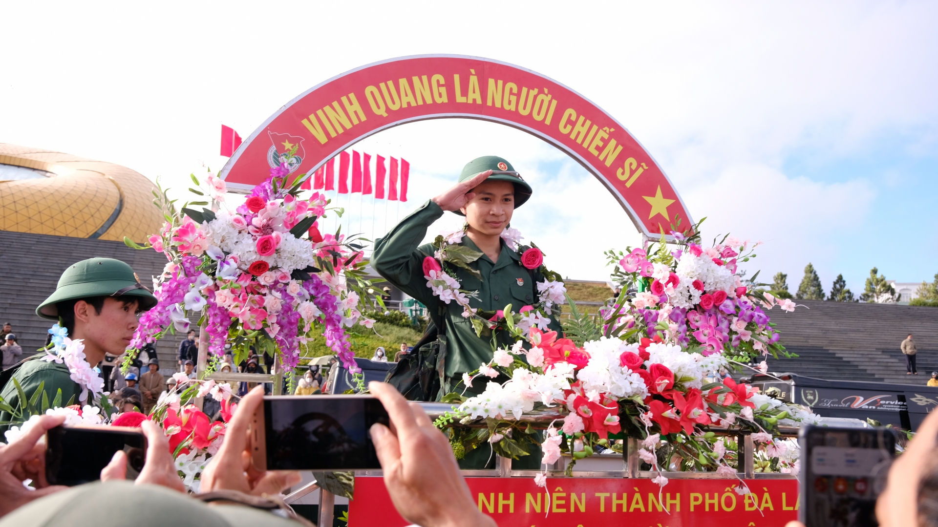 Chiến sĩ mới vinh dự, tự hào bước lên cầu vinh quang