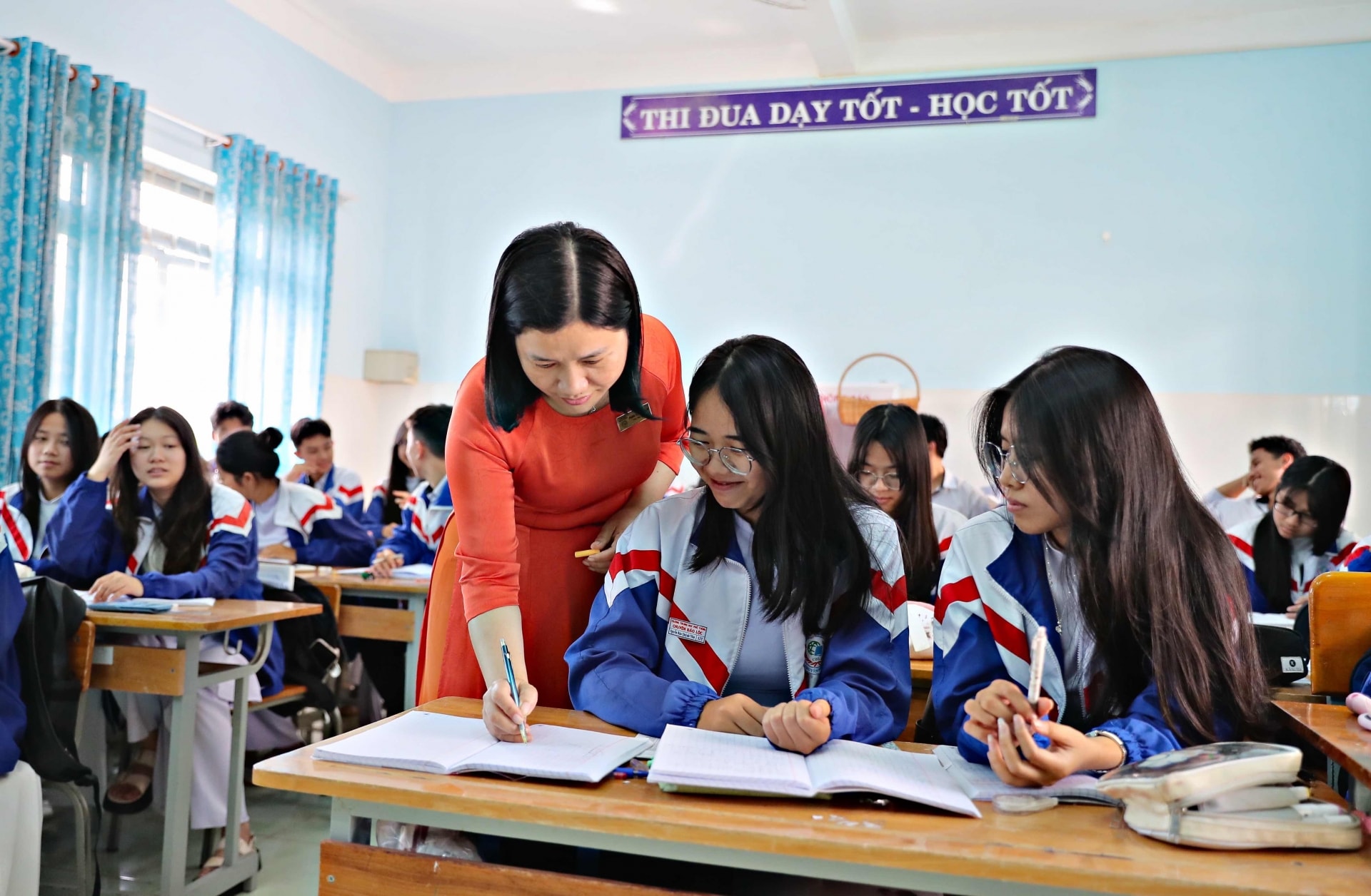 Cô trò tại Trường THPT Chuyên Bảo Lộc