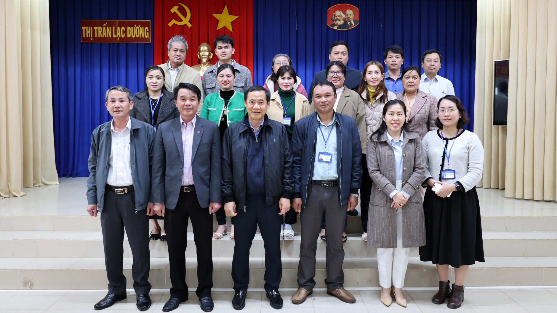 Quyền Bí thư Tỉnh ủy chụp hình lưu niệm cùng cán bộ, công chức thị trấn Lạc Dương