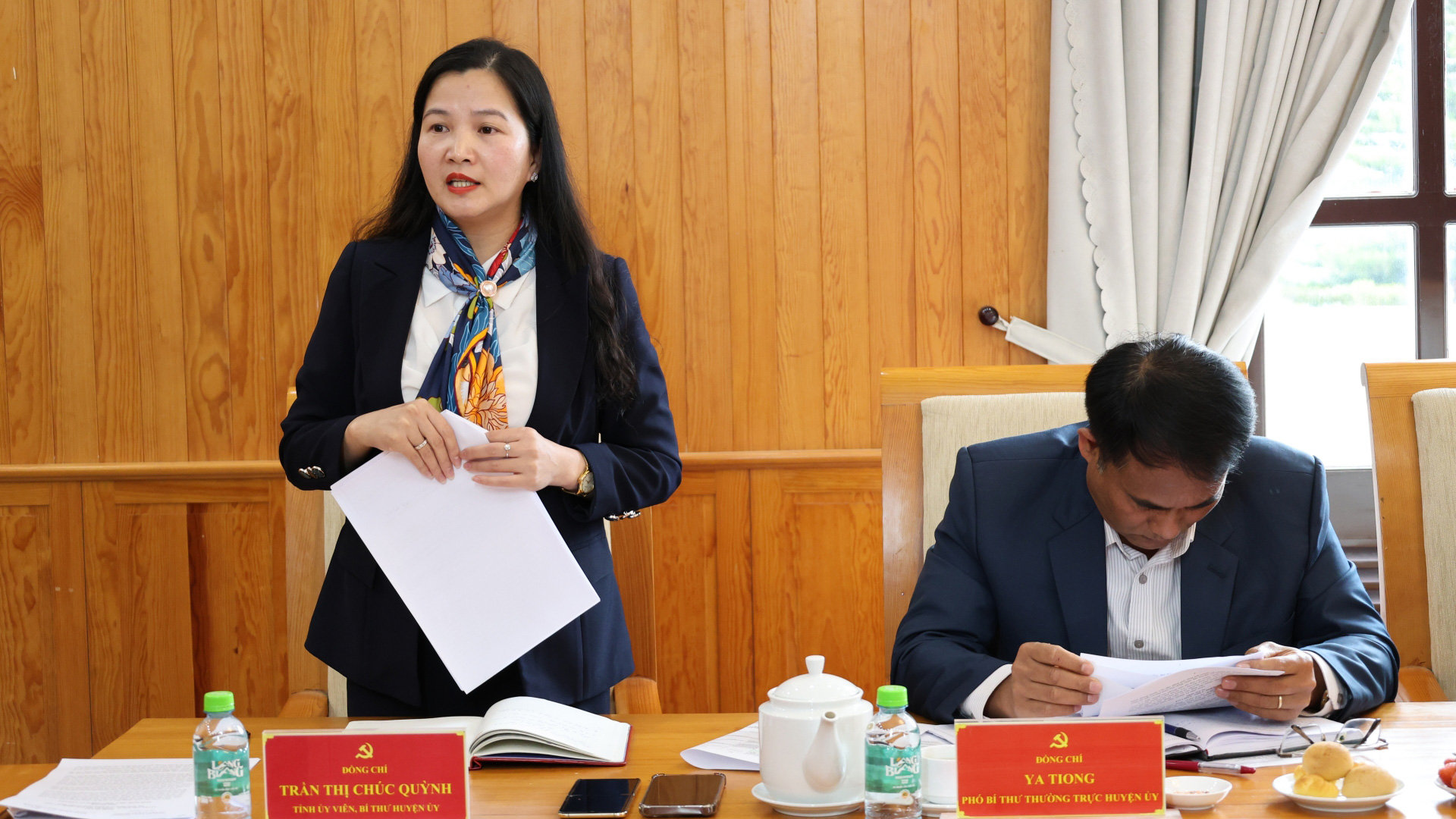 Bí thư Huyện ủy Lạc Dương Trần Thị Chúc Quỳnh báo cáo tình hình tổ chức Tết Nguyên đán Ất Tỵ 2025, tình hình thực hiện nhiệm vụ năm 2024 và triển khai nhiệm vụ năm 2025