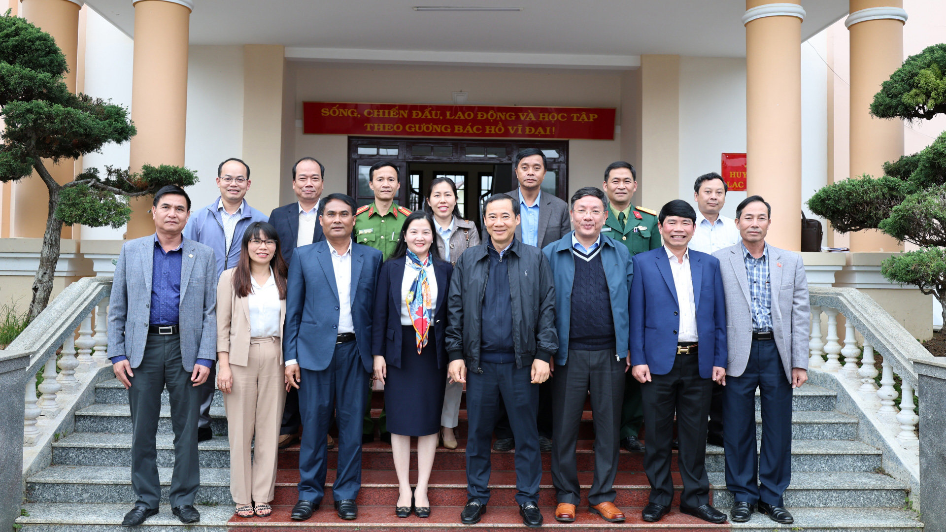 Quyền Bí thư Tỉnh ủy Nguyễn Thái Học chụp hình lưu niệm cùng Ban Thường vụ Huyện ủy Lạc Dương