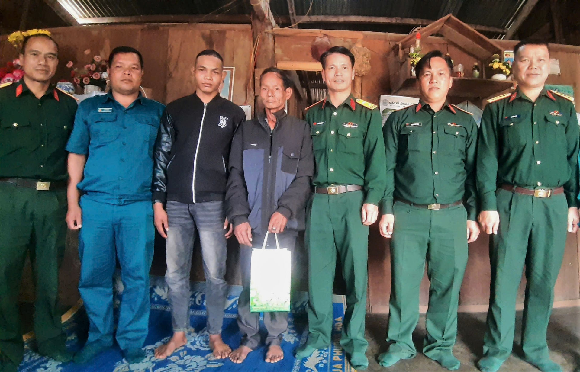 Lãnh đạo Ban Chỉ huy Quân sự huyện Bảo Lâm đến thăm, tặng quà động viên thanh niên KĐảo và gia đình trước ngày lên đường nhập ngũ