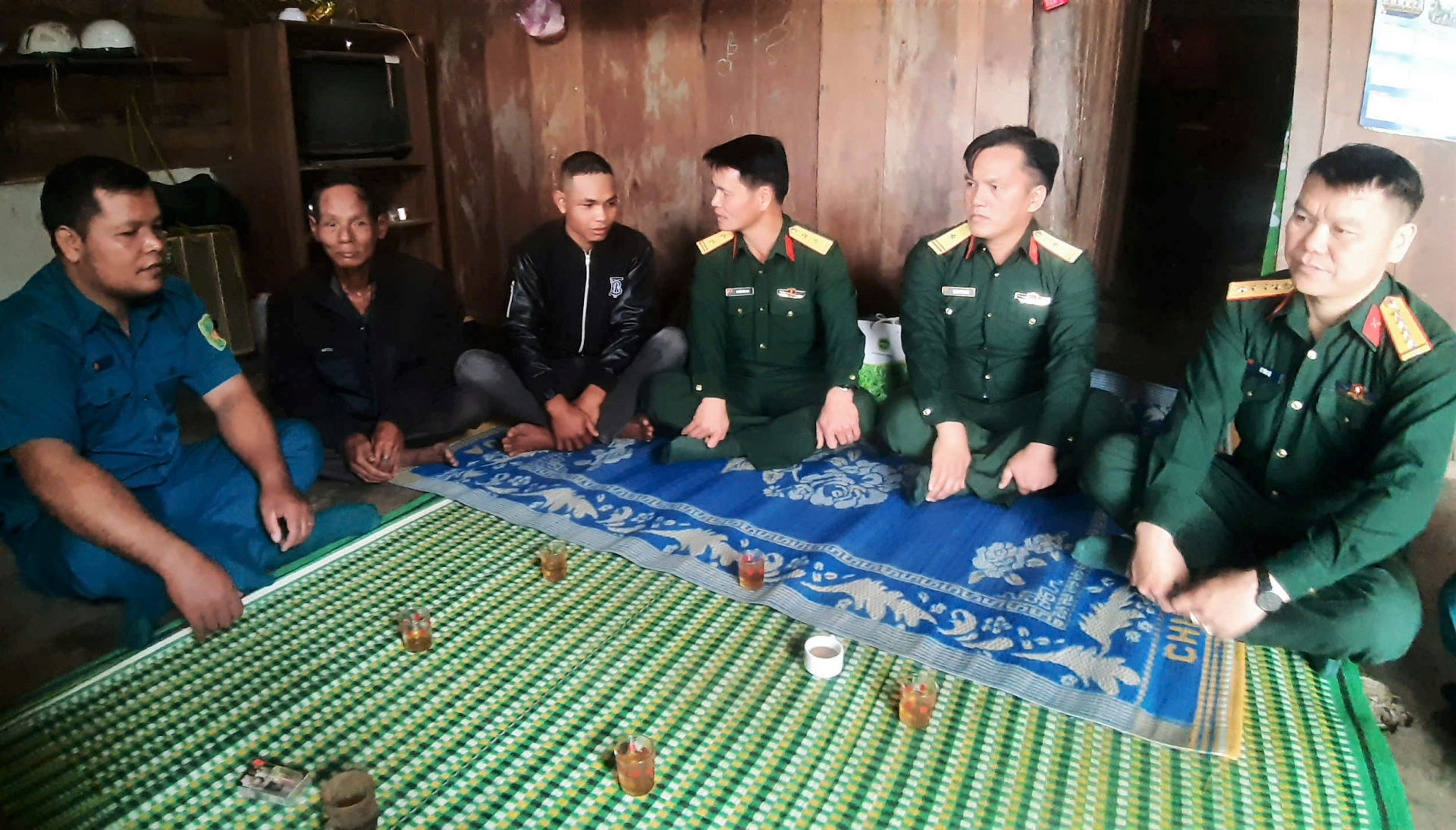 Trung tá Nguyễn Đức Anh - Chính trị viên Ban Chỉ huy Quân sự huyện Bảo Lâm (thứ 3 từ phải qua) căn dặn, động viên KĐảo trước ngày lên đường nhập ngũ