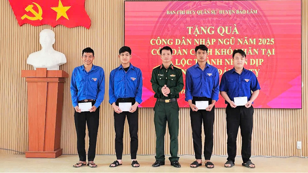Lãnh đạo Ban Chỉ huy Quân sự huyện Bảo Lâm trao Lệnh gọi công dân nhập ngũ năm 2025 cho các thanh niên trúng tuyển nghĩa vụ quân sự
