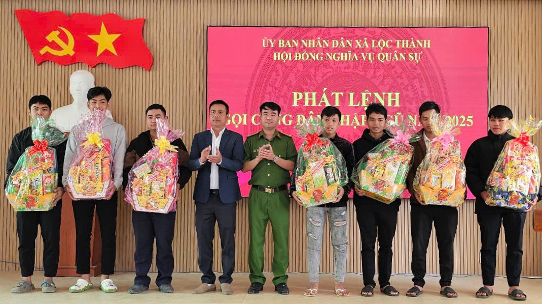 Chính quyền các địa phương trên địa bàn huyện Bảo Lâm gặp mặt động viên, tặng quà các thanh niên trước ngày lên đường nhập ngũ