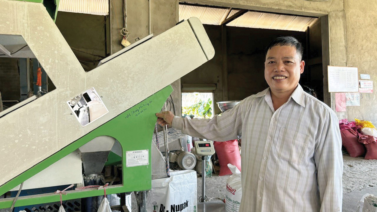 Ông Đàm Văn Điều bên máy tách gạo tẻ