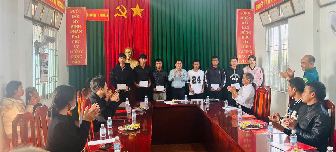 Hội đồng Nghĩa vụ Quân sự thị trấn Đinh Văn tặng quà cho các tân binh chuẩn bị lên đường nhập ngũ năm 2025