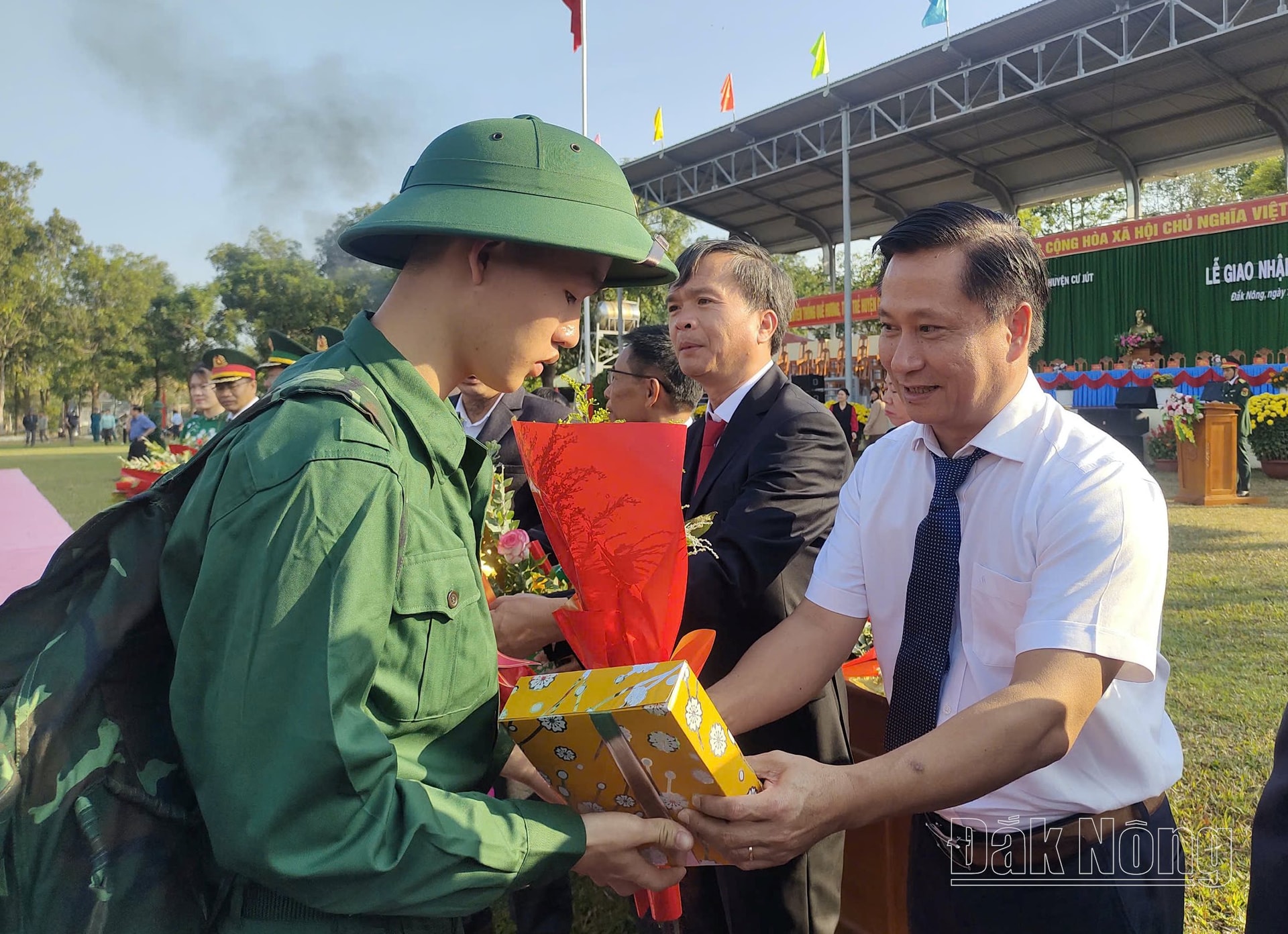 TUV, Phó trưởng ban Thường trực Ban Tổ chức Tỉnh ủy Đắk Nông Trần Văn Nam tặng hoa, quà động viên thanh niên lên đường nhập ngũ