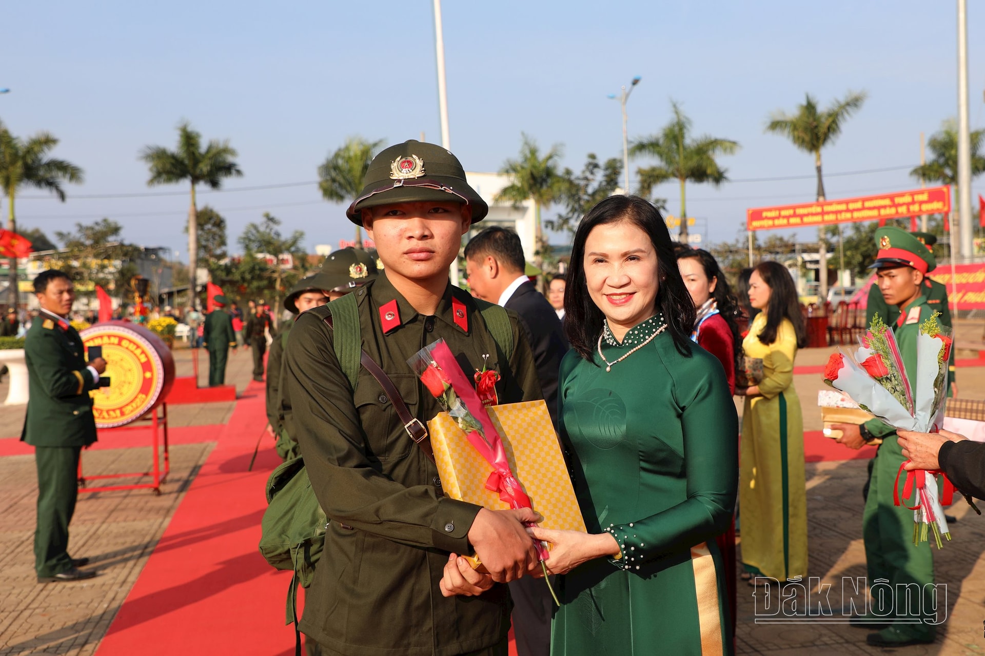 TUPhó Chủ tịch UBND tỉnh Tôn Thị Ngọc Hạnh tặng hoa và quà chúc mừng các tân binh