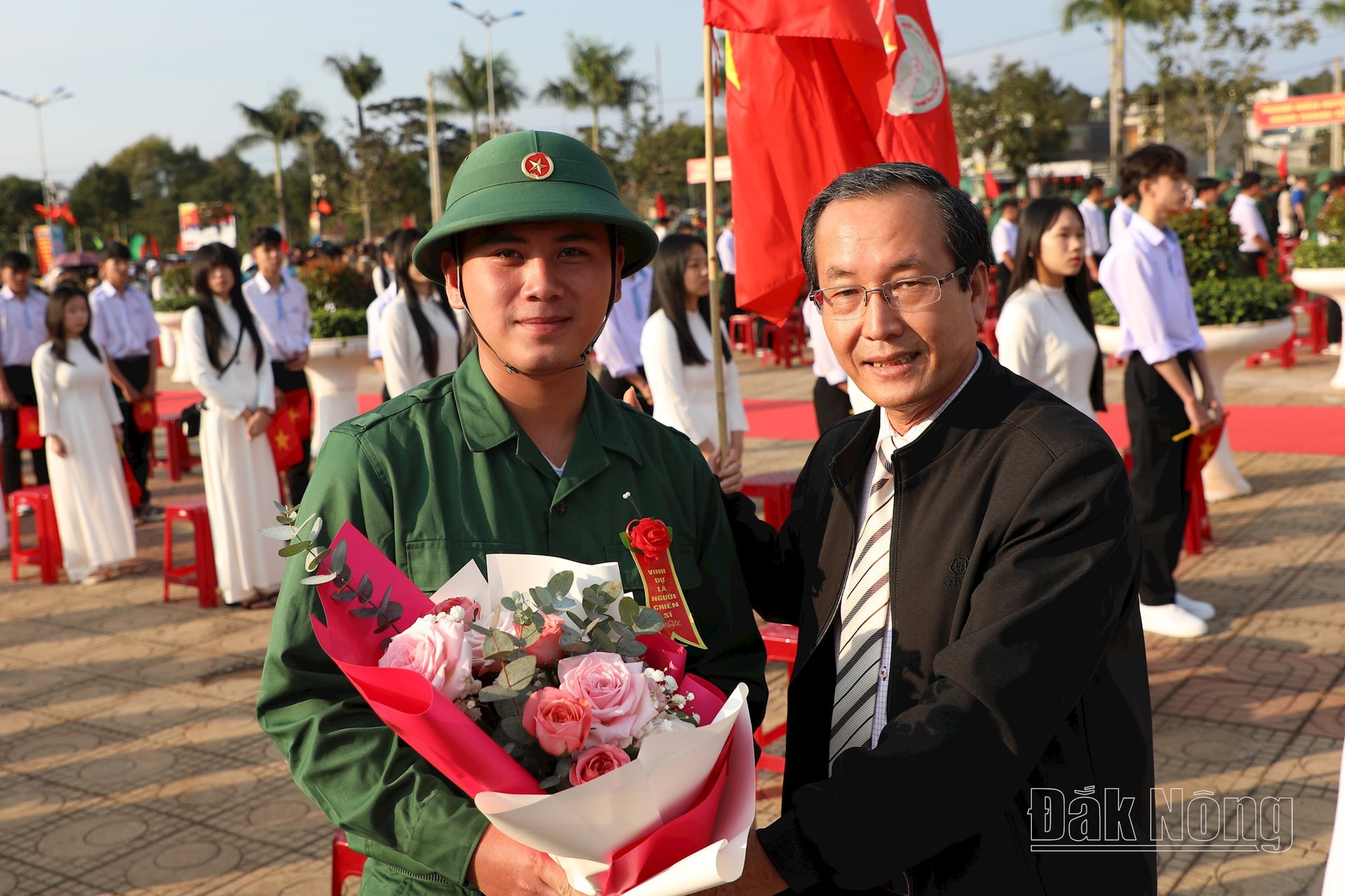 Đồng chí Huỳnh Ngọc Anh, UVBTV, Trưởng Ban Nội chính Tỉnh ủy tặng hoa động viên thanh niên Đắk Mil nhập ngũ