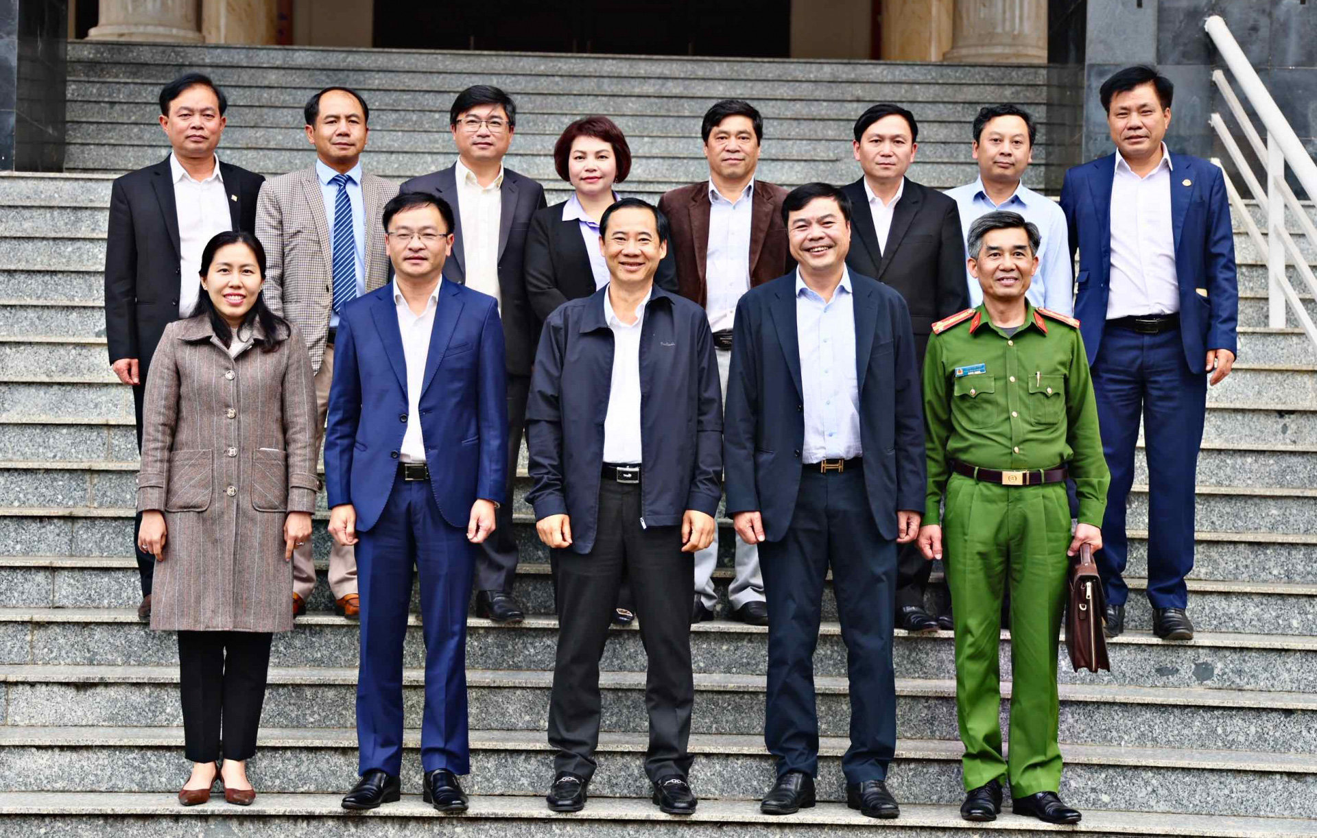 Quyền Bí thư Tỉnh ủy Lâm Đồng Nguyễn Thái Học chụp ảnh lưu niệm với các đồng chí trong Ban Thường vụ Thành uỷ Đà Lạt sau buổi làm việc