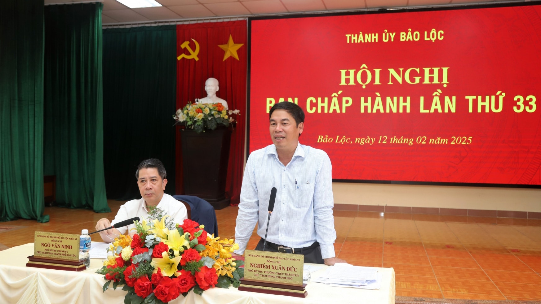 Đồng chí Nghiêm Xuân Đức - Phó Bí thư Thường trực Thành ủy, Chủ tịch HĐND TP Bảo Lộc và đồng chí Ngô Văn Ninh - Phó Bí thư Thành ủy, Chủ tịch UBND TP Bảo Lộc chủ trì Hội nghị