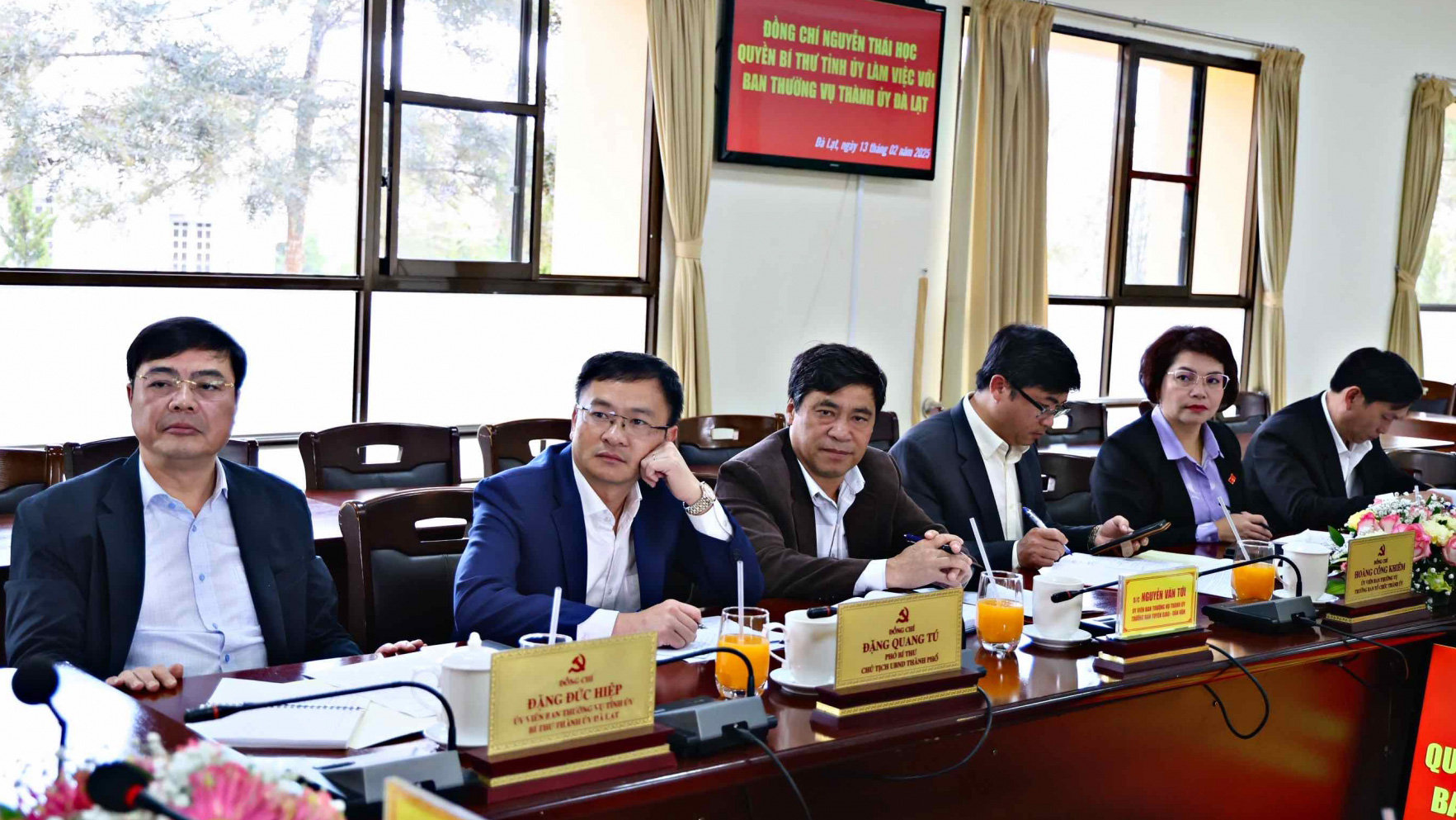 Các đồng chí Uỷ viên Ban Thường vụ Thành uỷ Đà Lạt tham dự buổi làm việc
