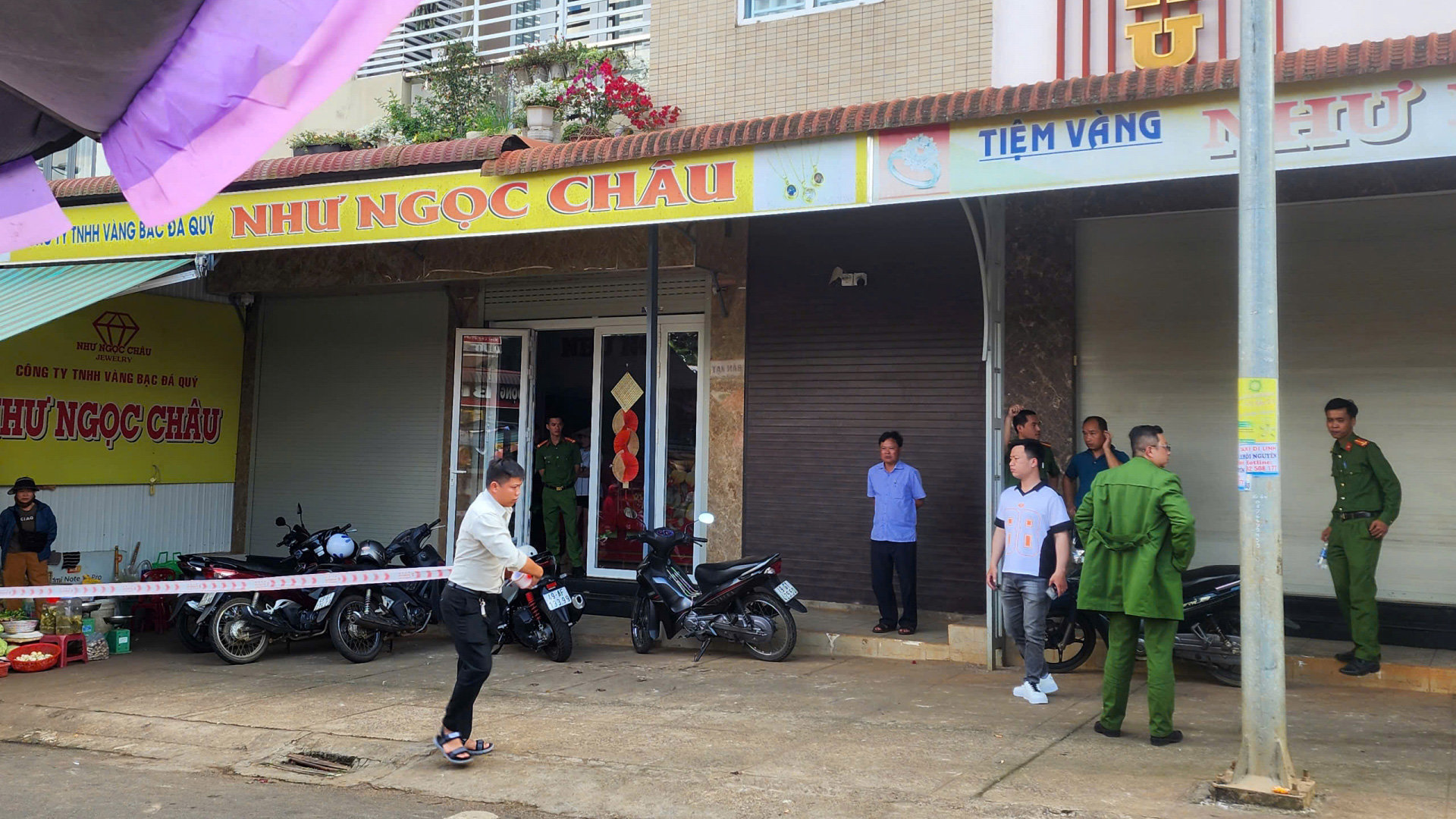 Cơ quan chức năng khám nghiệm hiện trường vụ cướp tiệm vàng