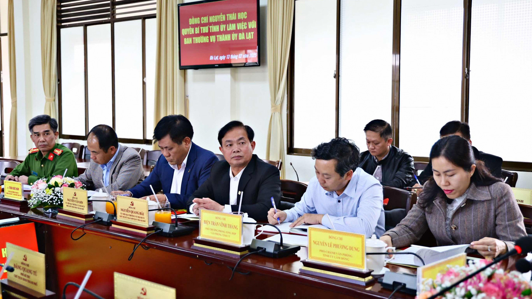 Các đồng chí Ủy viên Ban Thường vụ Thành uỷ Đà Lạt cùng lãnh đạo Văn phòng Tỉnh uỷ tham dự buổi làm việc 
