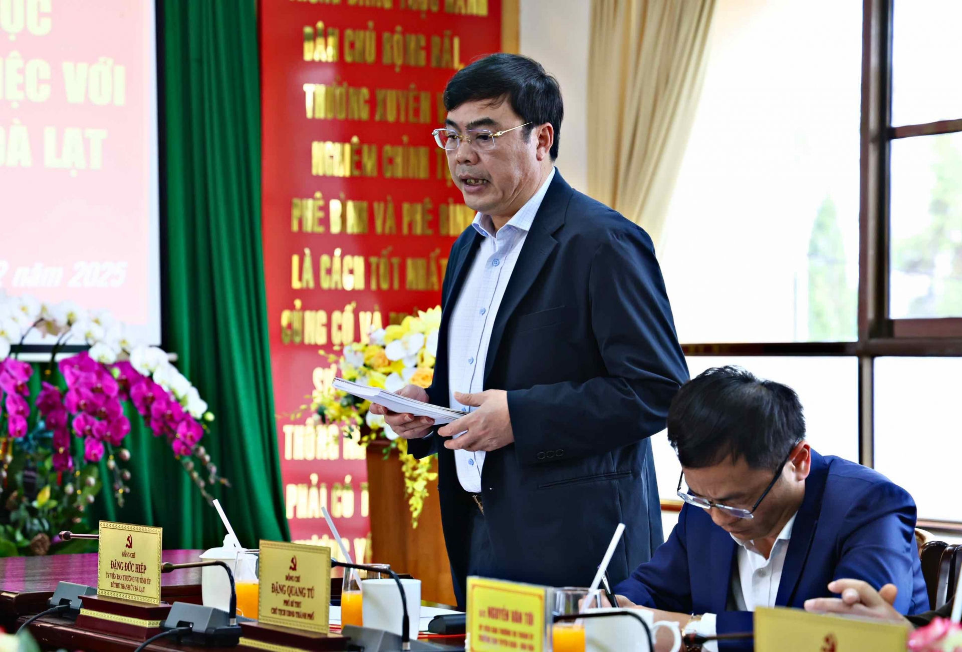 Bí thư Thành uỷ Đà Lạt Đặng Đức Hiệp báo cáo về tình hình hoạt động của Đảng bộ, chính quyền, các tổ chức chính trị - xã hội huyện trong năm 2024 và phương hướng nhiệm vụ trong năm 2025 với Quyền Bí thư Tỉnh uỷ