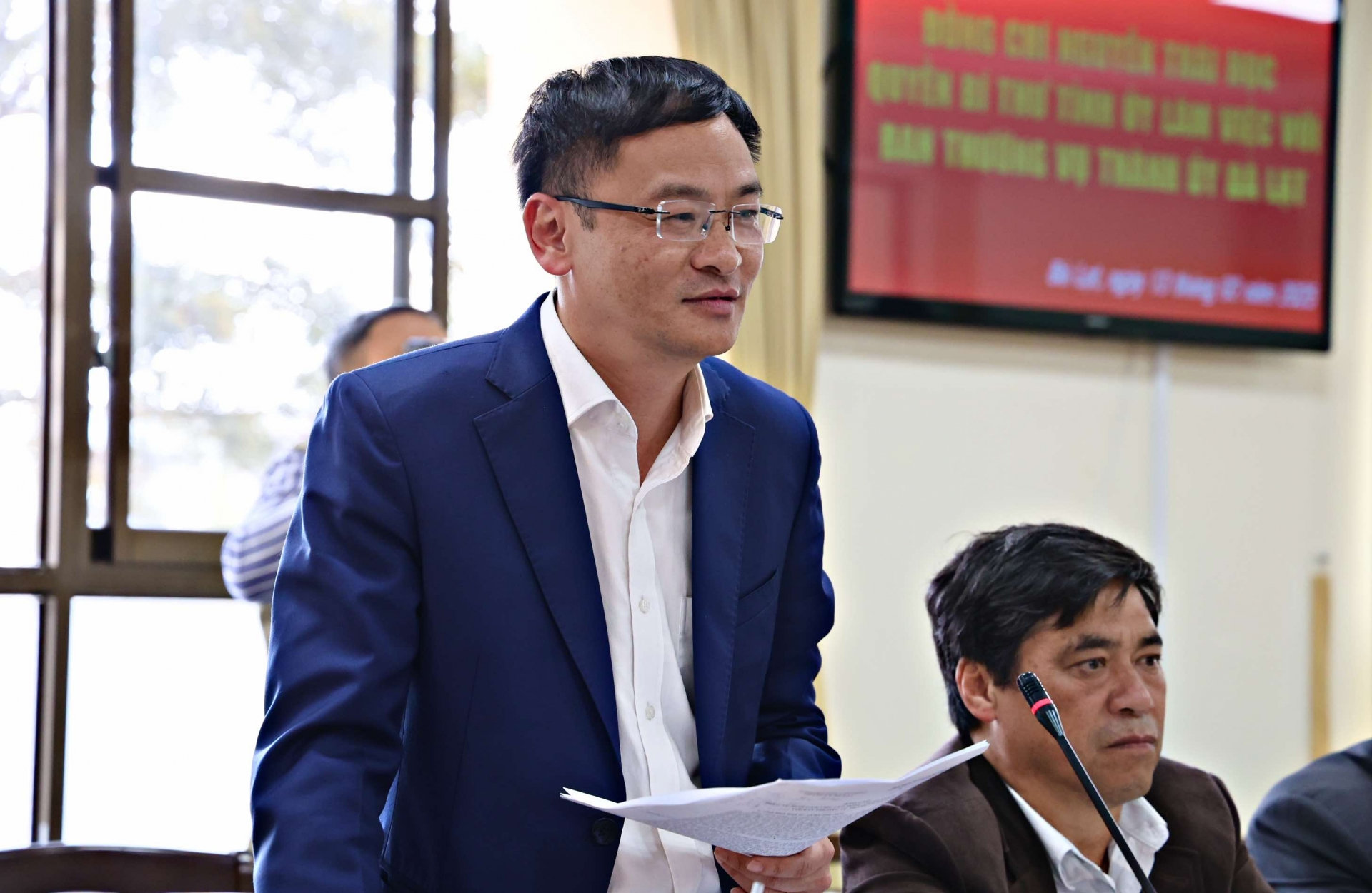 Đồng chí Đặng Quang Tú - Phó Bí thư Thành uỷ, Chủ tịch UBND TP Đà Lạt báo cáo những nét nổi bật về thuận lợi khó khăn tình hình phát triển kinh tế - xã hội tại địa bàn thành phố