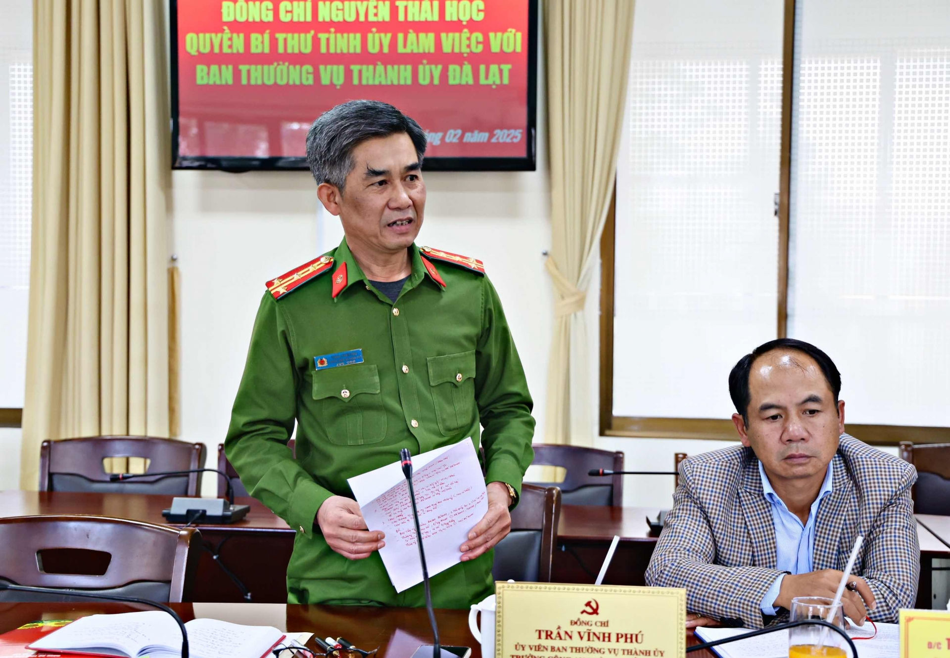 Đại tá Trần Vĩnh Phú - Trưởng Công an TP Đà Lạt báo cáo tình hình đảm bảo an ninh trật tự trên địa bàn