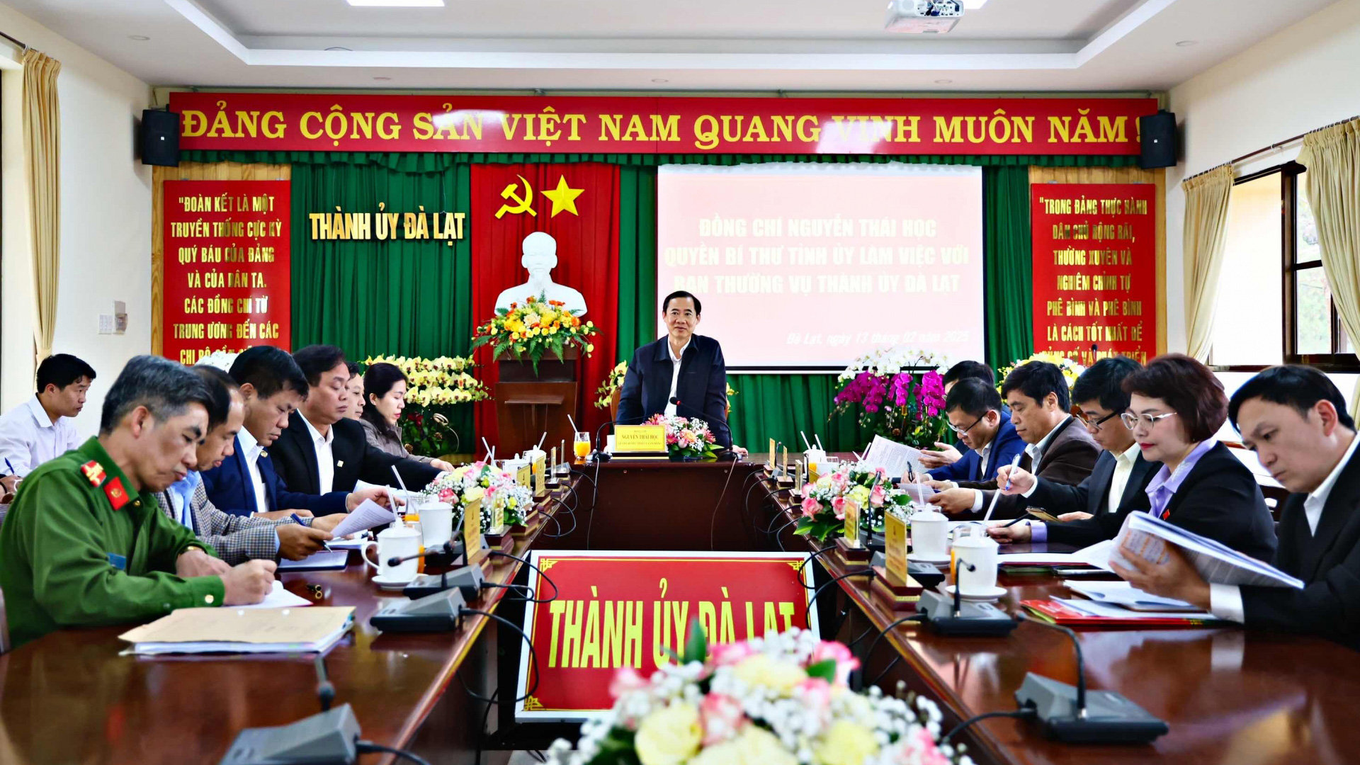 Quang cảnh buổi làm việc của Quyền Bí thư Tỉnh ủy Nguyễn Thái Học với Ban Thường vụ Thành uỷ Đà Lạt