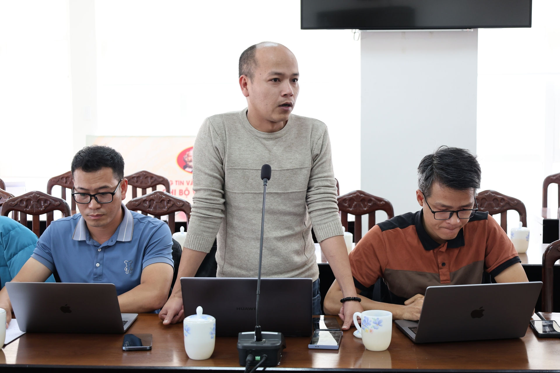 Các nhà báo đặt câu hỏi tại hội ghị
