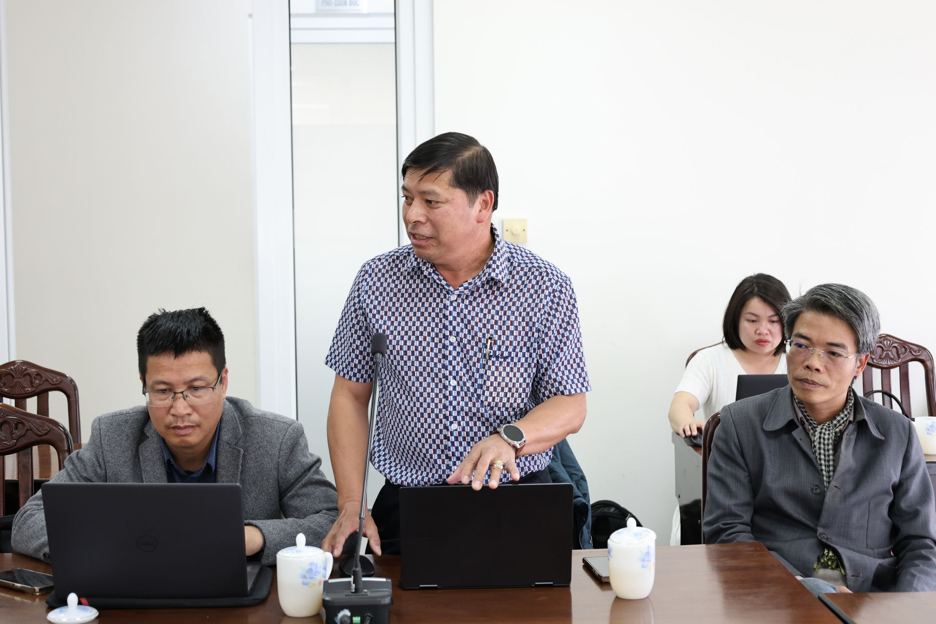 Các nhà báo đặt câu hỏi tại hội nghị
