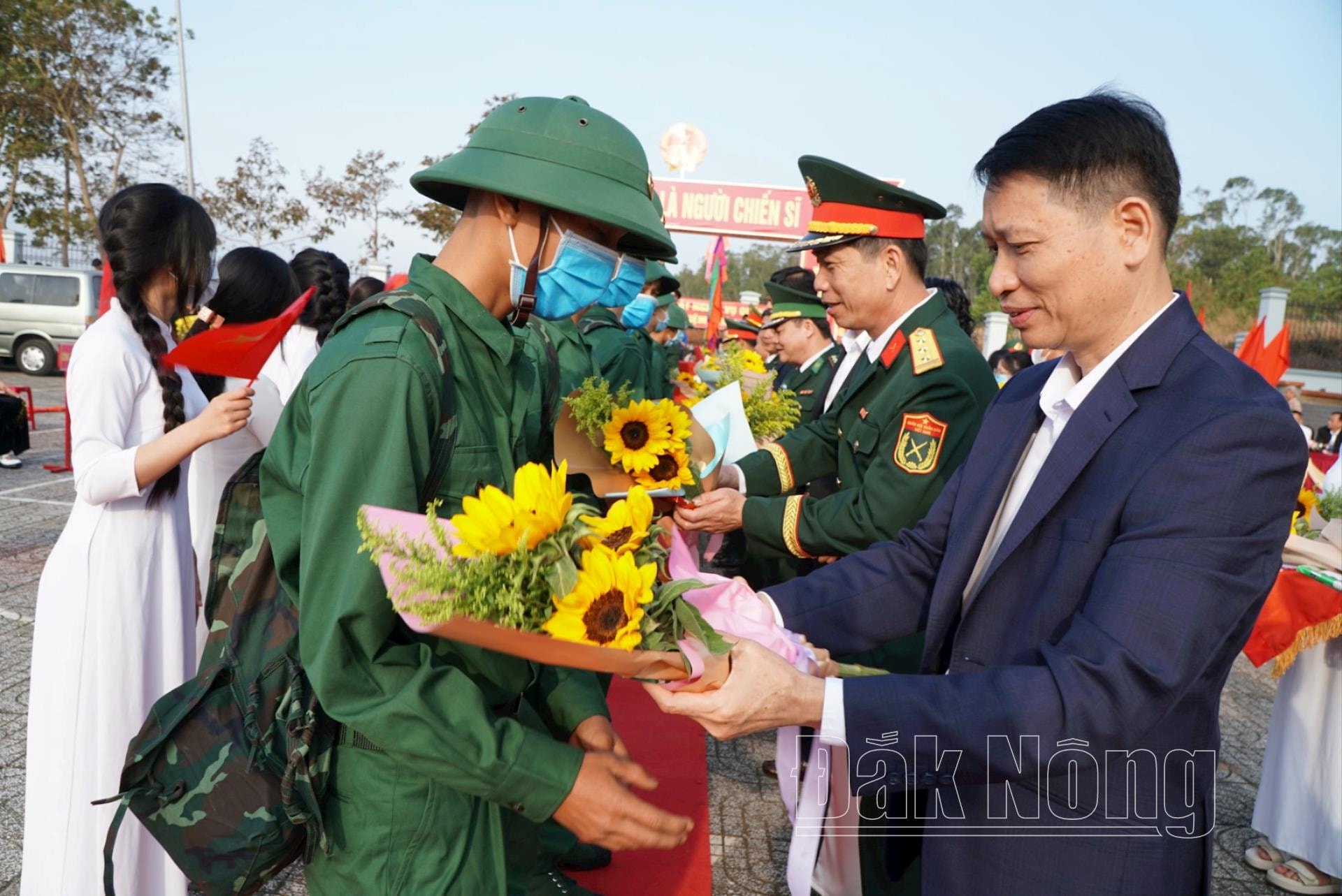 Đồng chí Bùi Huy Thành, UVBTV, Trưởng Ban Tuyên giáo Tỉnh ủy Đắk Nông tặng quà thanh niên nhập ngũ