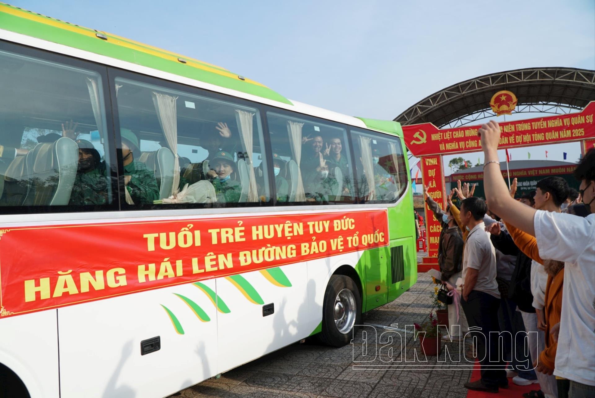 Các tân binh huyện biên giới Tuy Đức chia tay người thân lên đường nhập ngũ