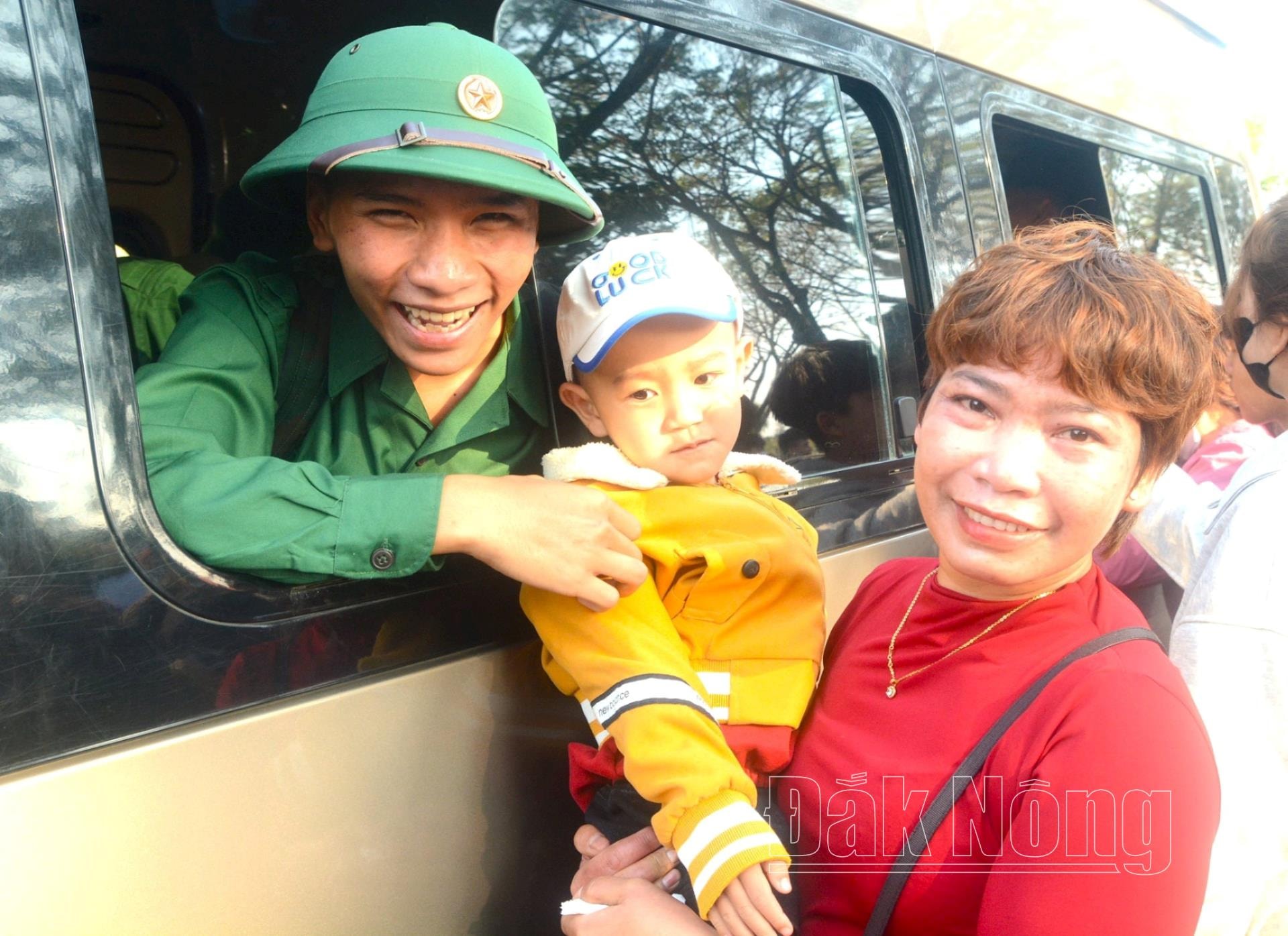 Nụ cười tươi thắm của tân binh tiễn chào người thân về đơn vị