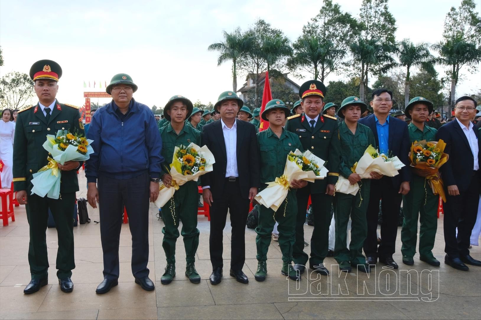 Đồng chí Lê Văn Chiến, UVBTV, Trưởng Ban Dân vận Tỉnh ủy và các đại biểu tặng hoa chúc mừng, động viên tinh thần các thanh niên trước khi về đơn vị