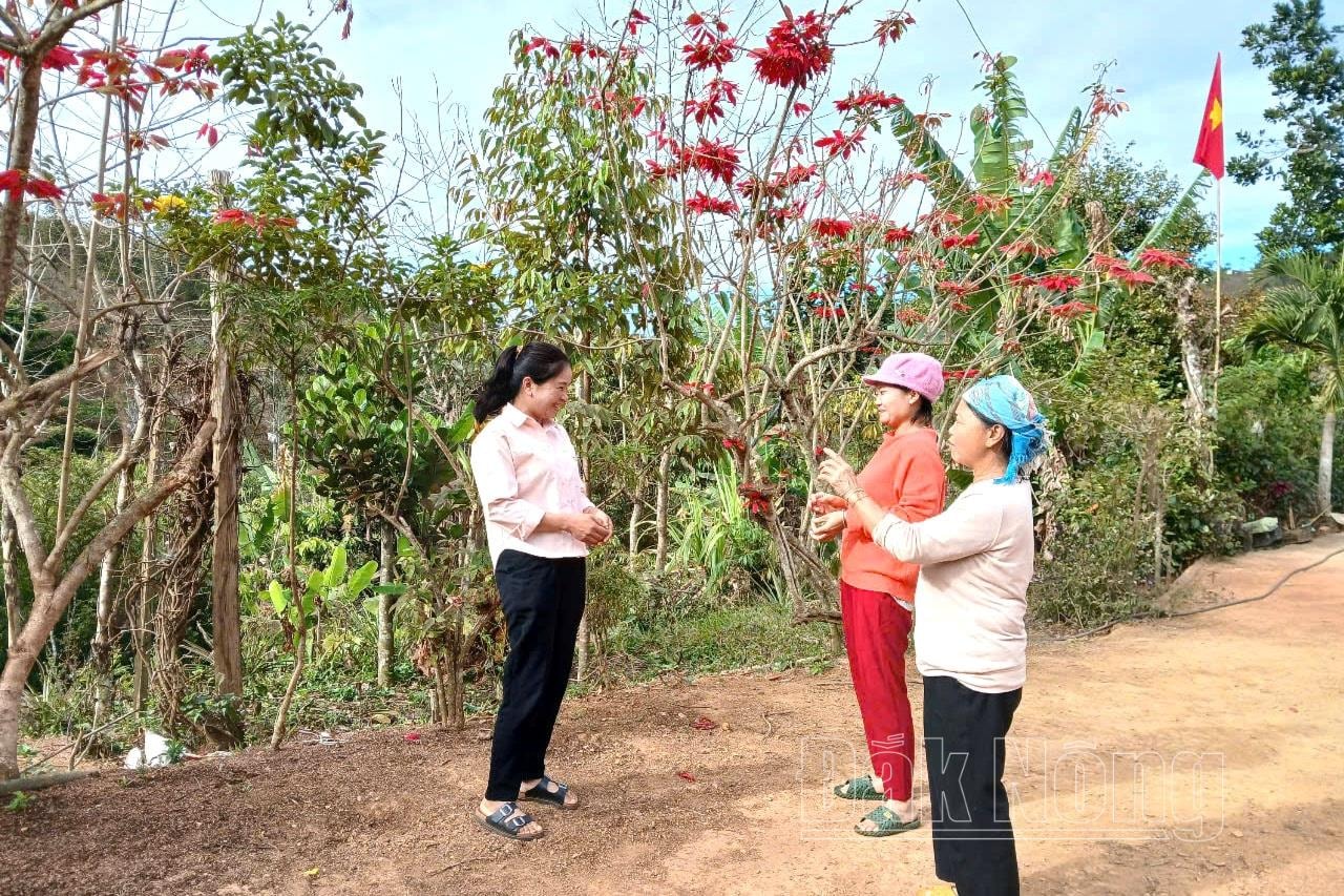 Chị Nguyễn Thị Nguyên, Bí thư Chi bộ, Chi hội phó Chi hội Phụ nữ bon Kon Hao, xã Đắk Ha (bên trái) tích cực kêu gọi hội viên phụ nữ, người dân trong bon chăm lo phát triển kinh tế, giữ gìn văn hóa dân tộc