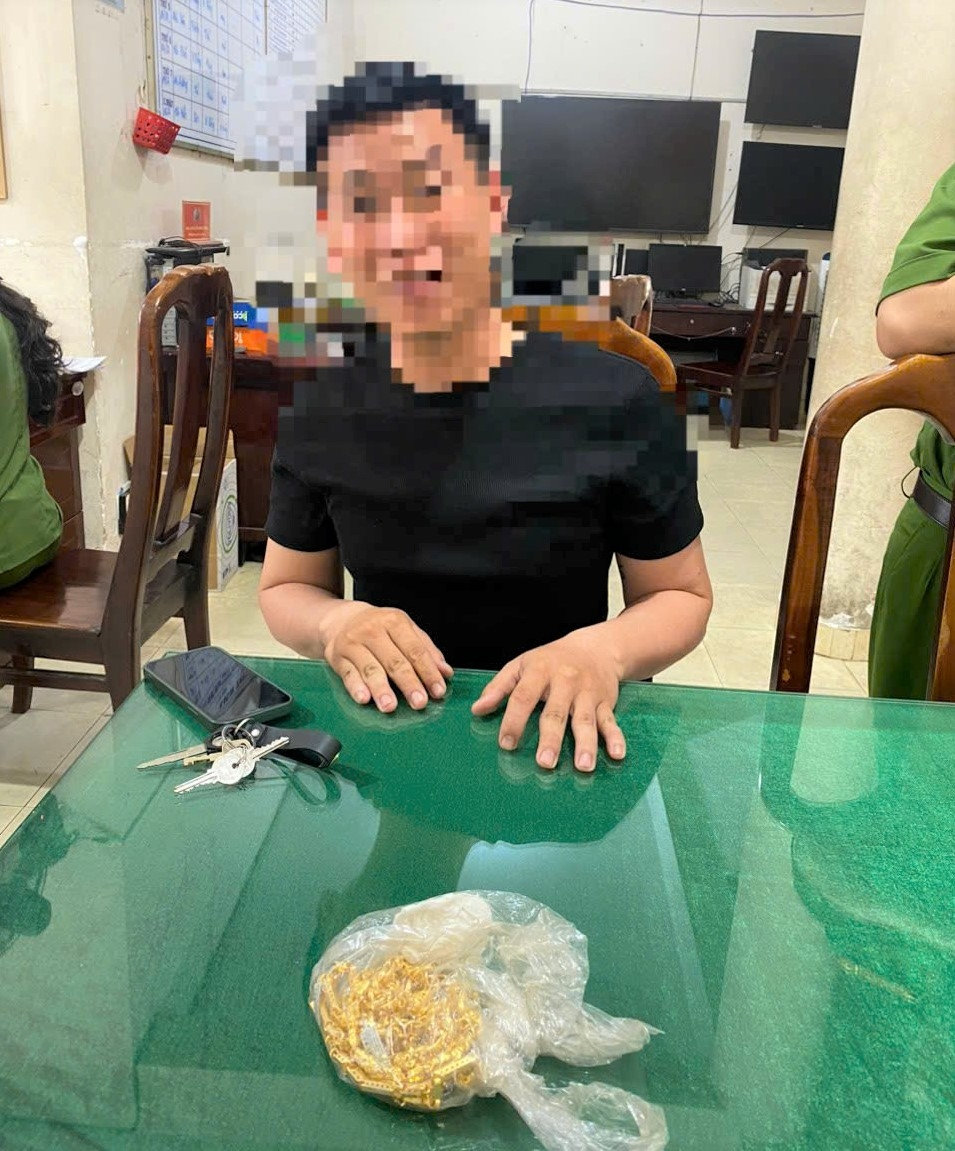 3 sợi dây chuyền vàng mà Chung đưa cho người bạn ở TP Biên Hòa đã được cơ quan điều tra thu giữ