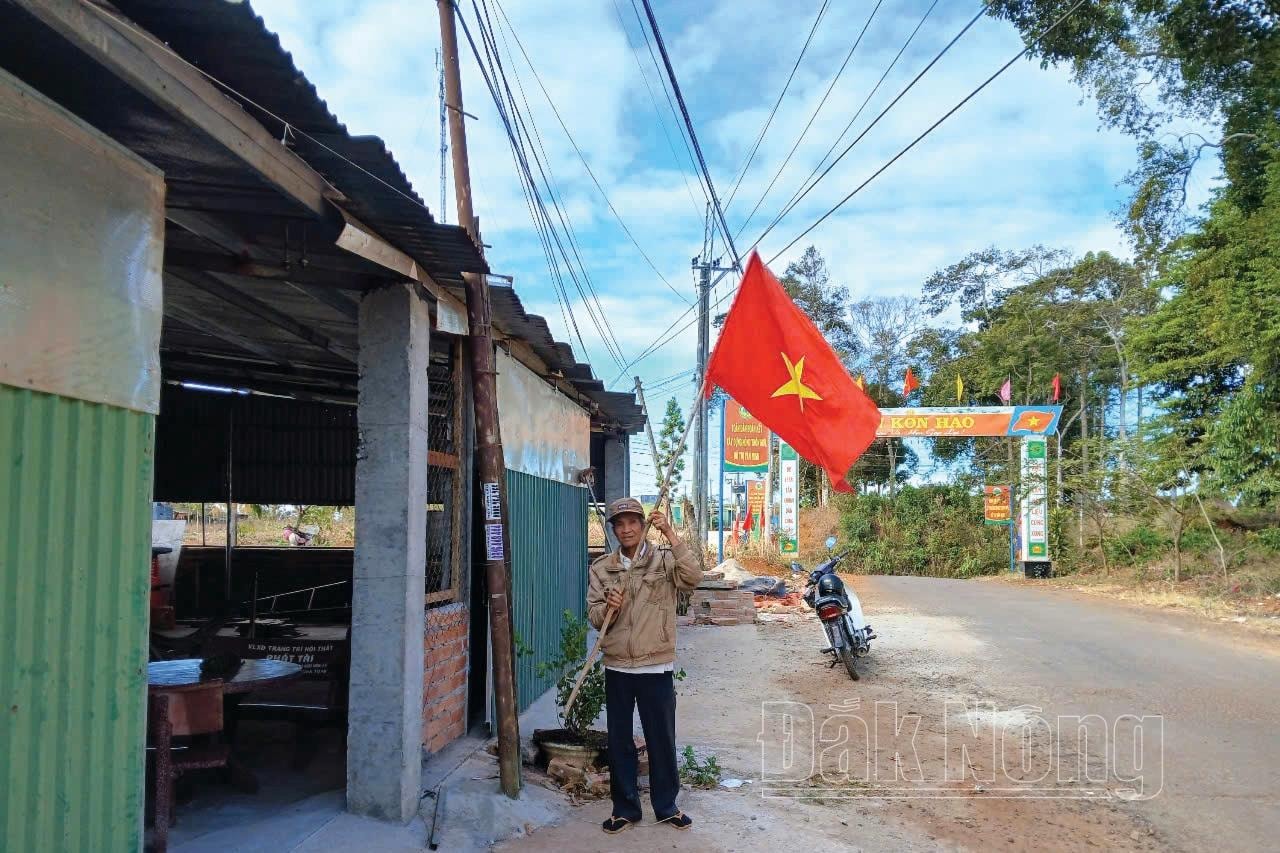 Người dân bon Kon Hao, xã Đắk Ha, huyện Đắk Glong (Đắk Nông) treo treo Tổ quốc chào mừng đại hội ảng các cấp