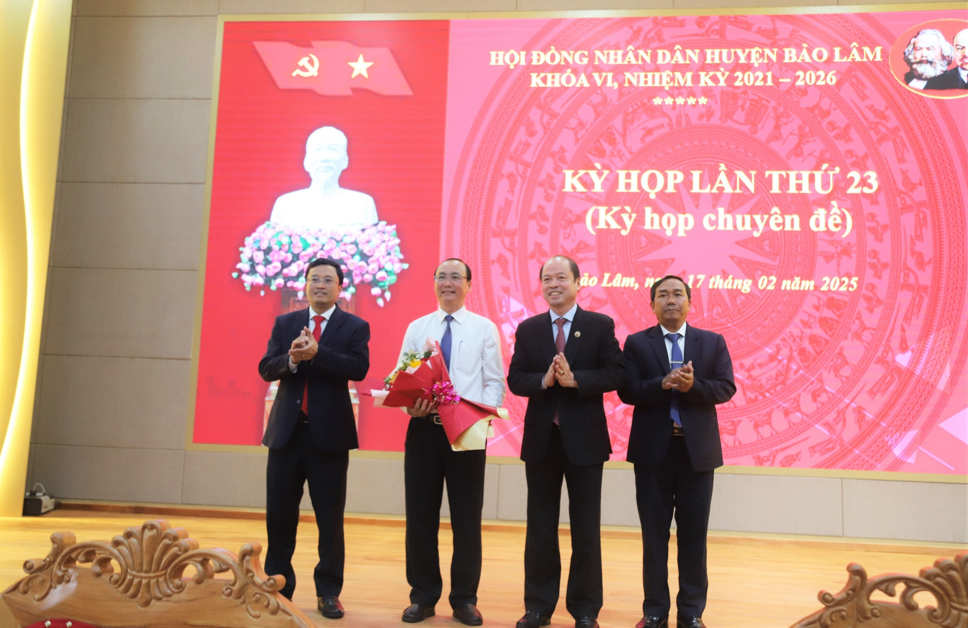 Các đồng chí lãnh đạo huyện Bảo Lâm tặng hoa chúc mừng Tân Phó Chủ tịch HĐND huyện Bảo Lâm Bùi Xuân Quý