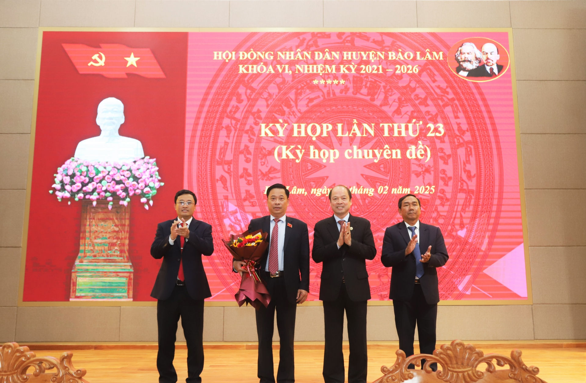 Các đồng chí lãnh đạo huyện Bảo Lâm tặng hoa chúc mừng Tân Phó Chủ tịch UBND huyện Bảo Lâm Phan Anh Tuấn