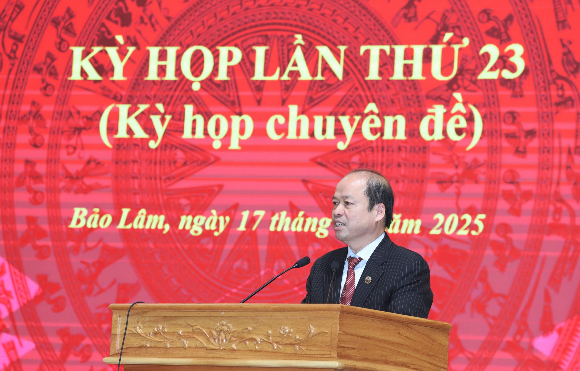 Đồng chí Nguyễn Viết Vân - Bí thư Huyện ủy Bảo Lâm phát biểu chúc mừng các tân Phó Chủ tịch HĐND, UBND huyện tại Kỳ họp